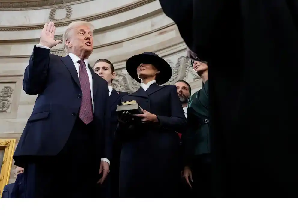 Donald Trump jura como 47º presidente de Estados Unidos ante el presidente del Tribunal Supremo, John Roberts