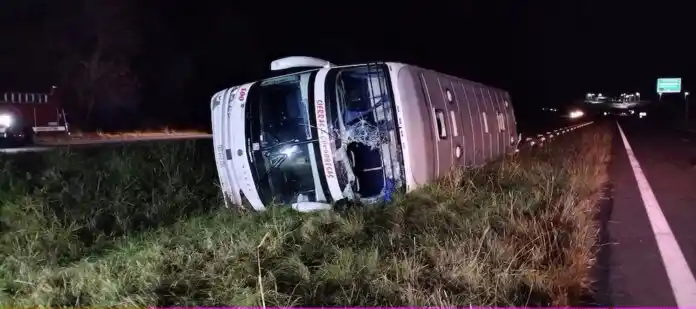 Más de 50 heridos por el vuelco de un micro de larga distancia en Capitán Sarmiento