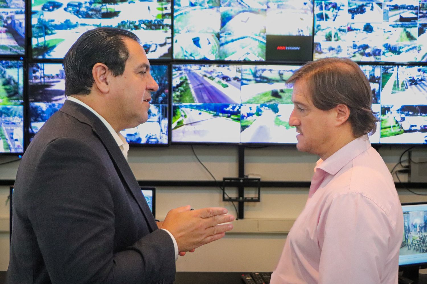 El intendente Dr. Amadeo Enrique Vallejos junto a Cristian Méndez, creador de “Ojos en Alerta”.