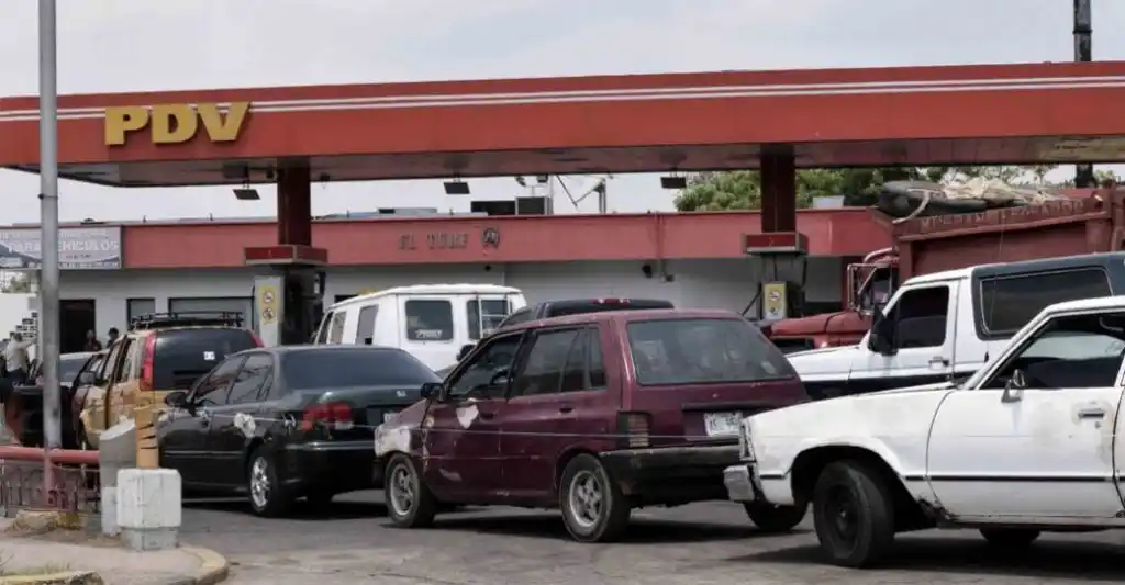 “No hay dinero para pagar en dólares”: reaparecen las colas por gasolina en las islas de Margarita y Coche