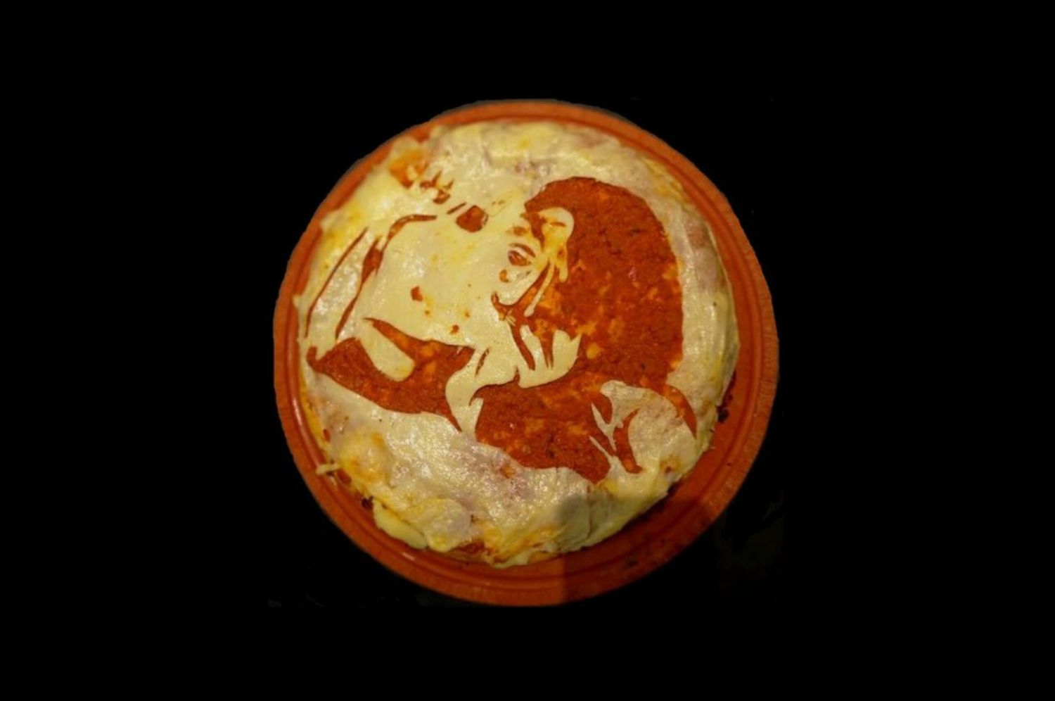 Homenaje a La Mona Jiménez con su cara en una pizza