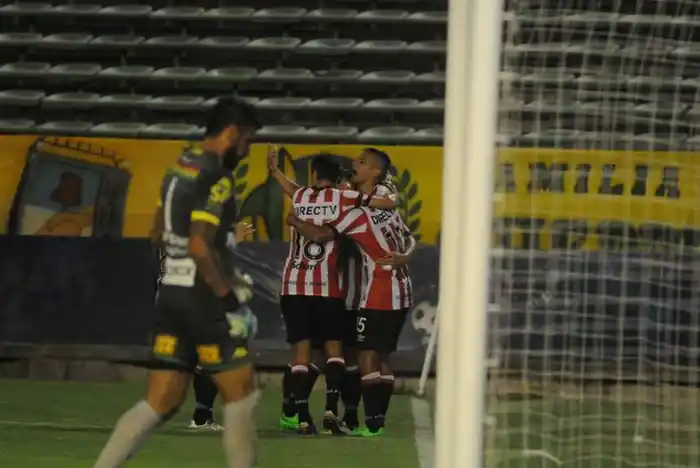 Estudiantes festeja el gol de Cavallaro. (Foto: Olé)