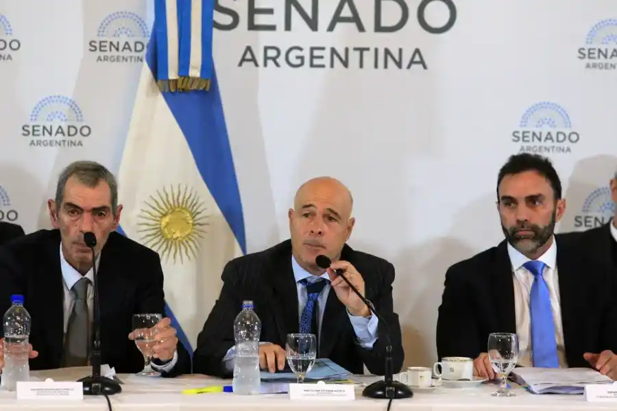 Ley de Bases y paquete fiscal en el Senado: se dificulta el dictamen exprés al que aspira el oficialismo