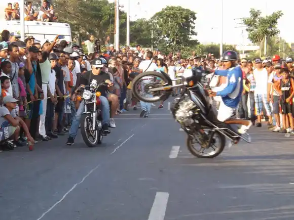 VEA EL CONTROVERSIAL CONCURSO que lanza el alcalde de Guacara para los que le gusta hacer MOTOPIRUETAS (+VIDEO)