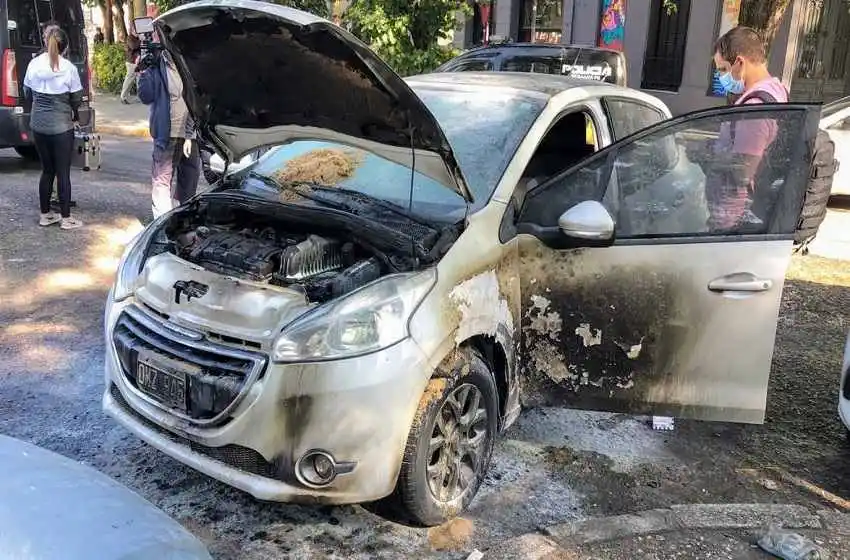 Balearon un auto y prendieron fuego otro a metros del Hospital Centenario
