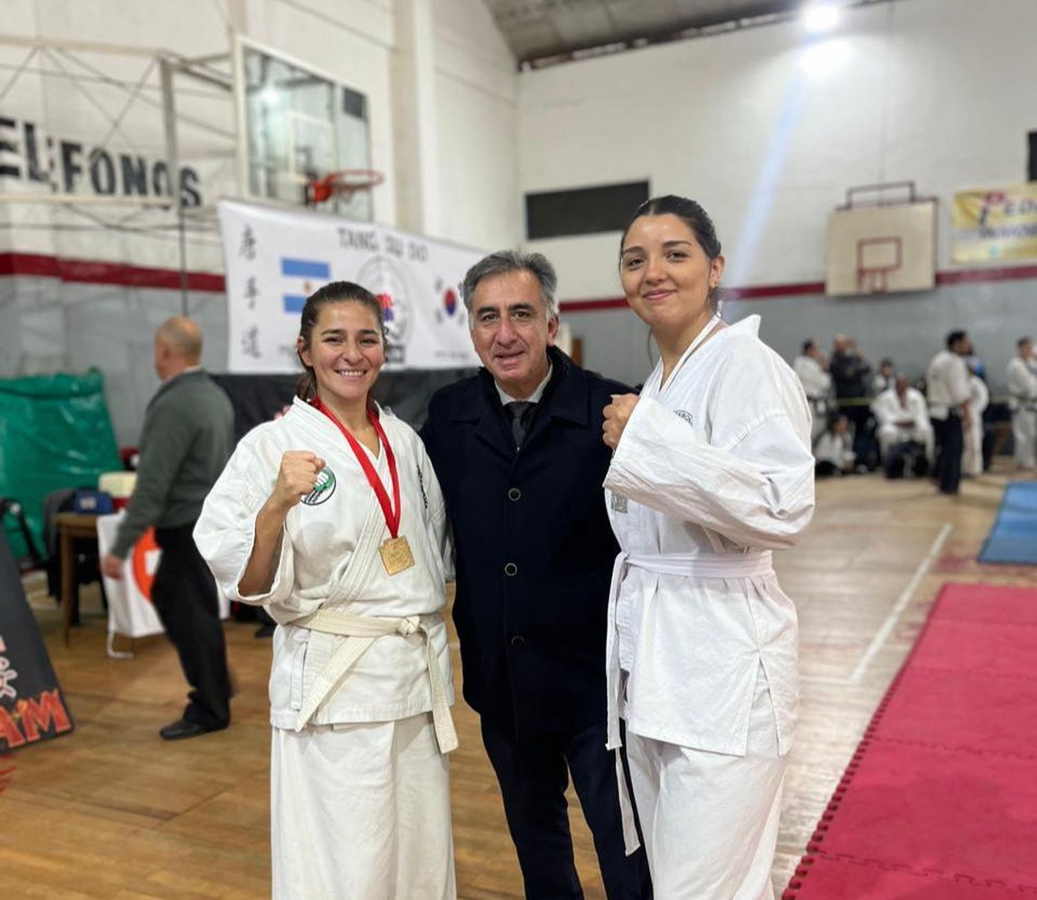 Samira Basualdo y Gladys Santa Cruz junto al Maestro Alejandro Yapuncic luego de obtener medallas en su primer torneo.