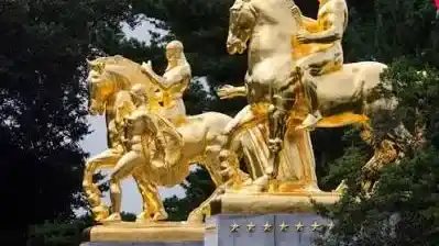 Donald Trump ordenó bañar en oro monumentos históricos