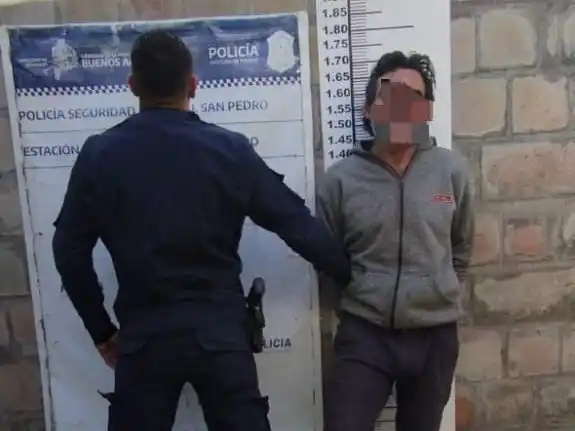 Un padre y su hijo le robaron a una persona y fueron aprehendidos.