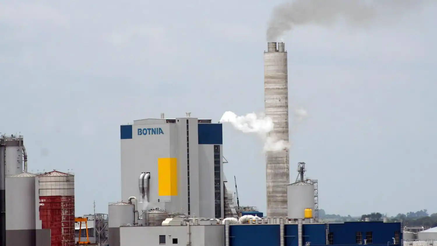 Avanza la tercera pastera que "duplicará la contaminación regional"