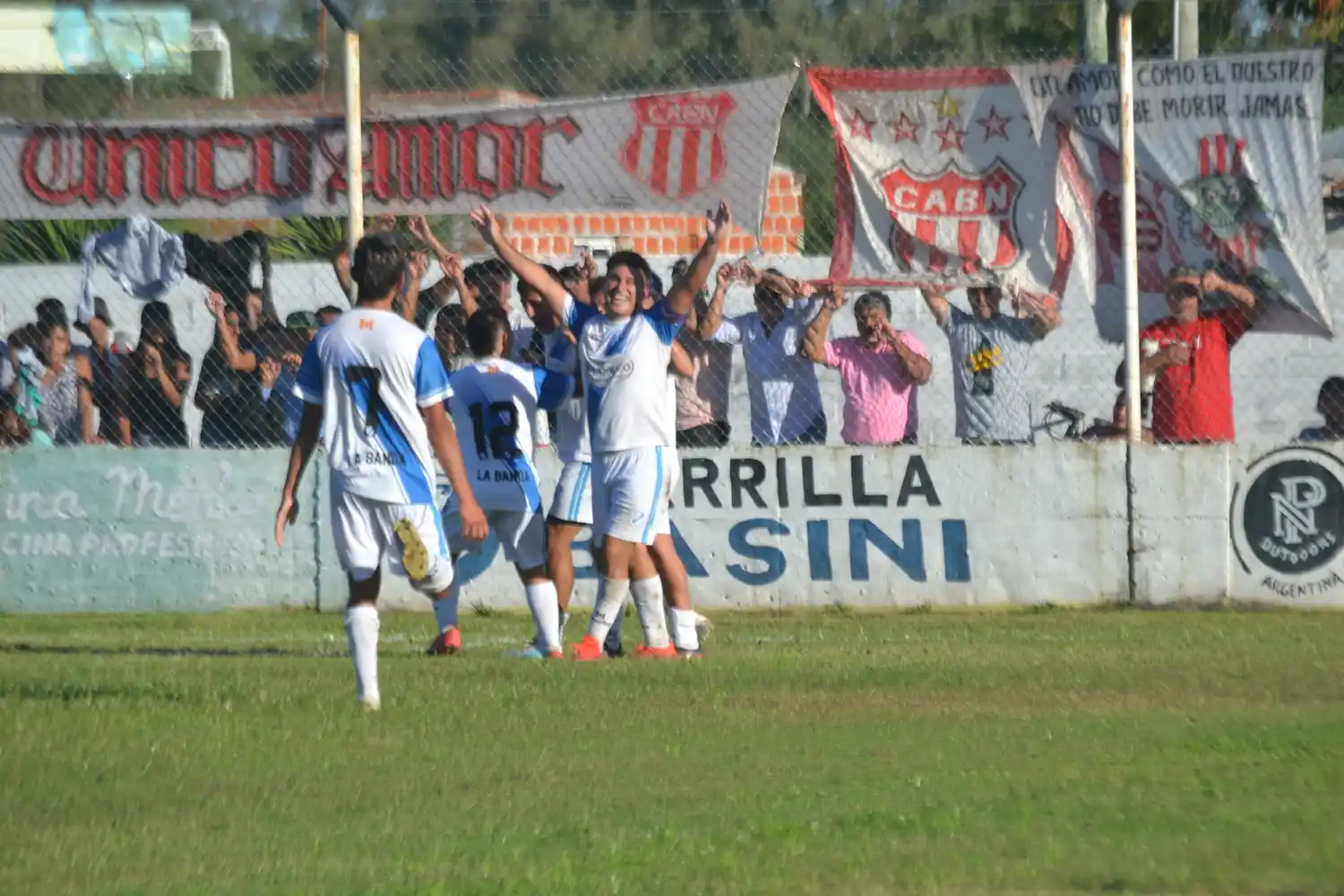 Brian Sotelo ya había marcado el lapidario 3-0 y el festejo no se hizo esperar. La Banda es el actual puntero