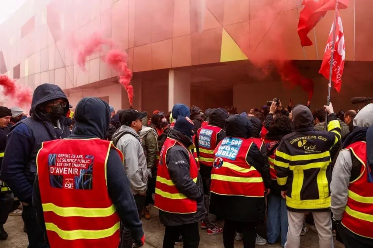 Protestas en Francia: sindicatos dejaron sin luz las obras del Stade de France y de la Villa Olímpica