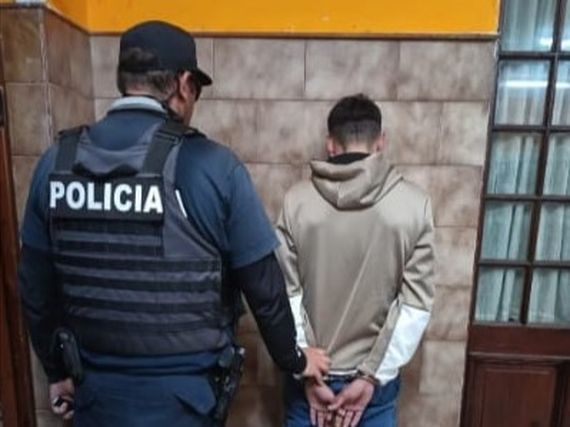 Circulaba con un arma y marihuana e intentó agredir a los policías cuando lo interceptaron