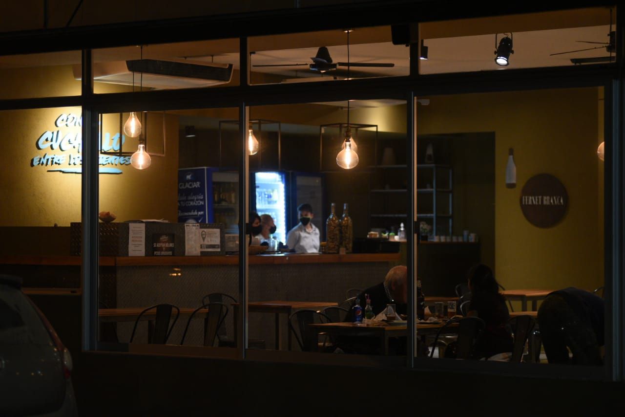 Un gastronómico de la Costanera sostiene su restaurante abierto "quemando" los ahorros: "La veo muy oscura para el sector"