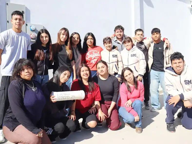 Estudiantes enterraron una cápsula del tiempo por los 25 años de la institución