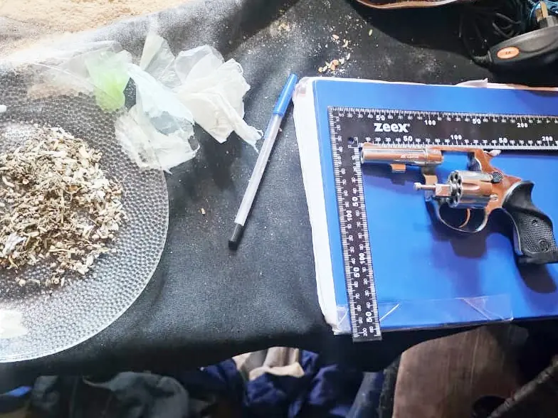 Allanamiento: secuestran un arma de fuego, droga y municiones de uso de guerra