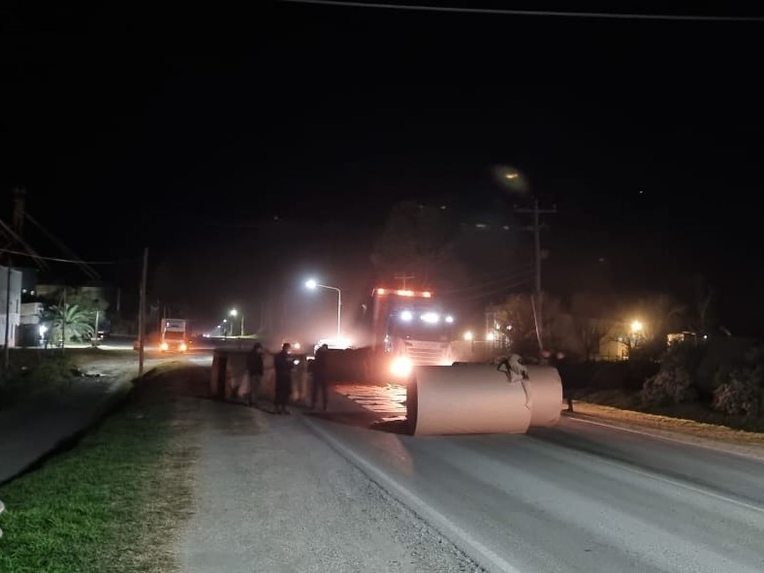 Volcó las bobinas de papel que transportaba mientras circulaba por Ruta 11 a la altura de Rincón de Nogoyá
