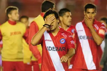 Argentinos Juniors descendió al Nacional B, tras el empate entre Olimpo y River