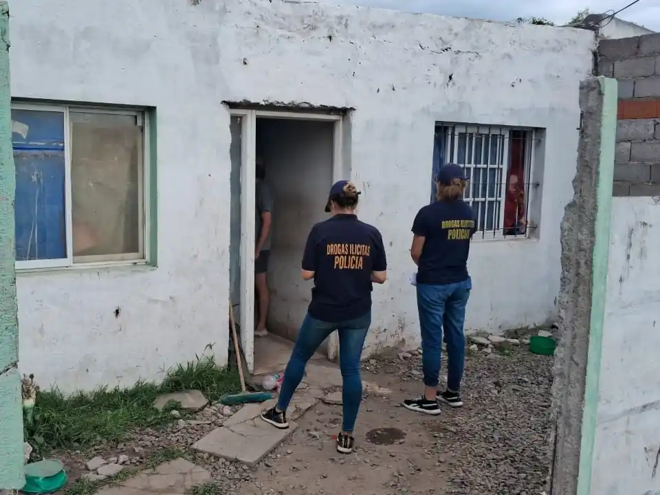 El allanamiento fue realizado por personal de Drogas Ilícitas en una propiedad de La Movediza.