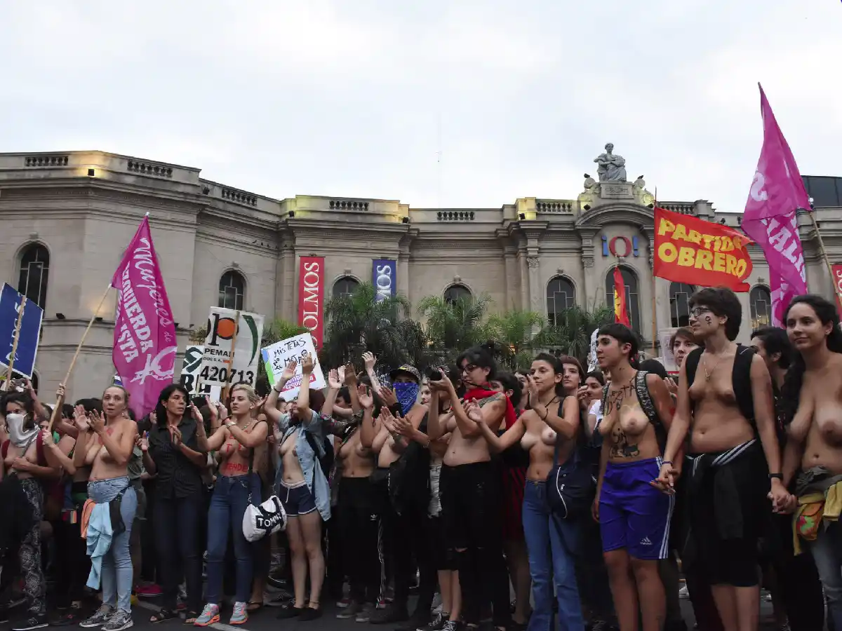 Topless, confusiones y desmesuras