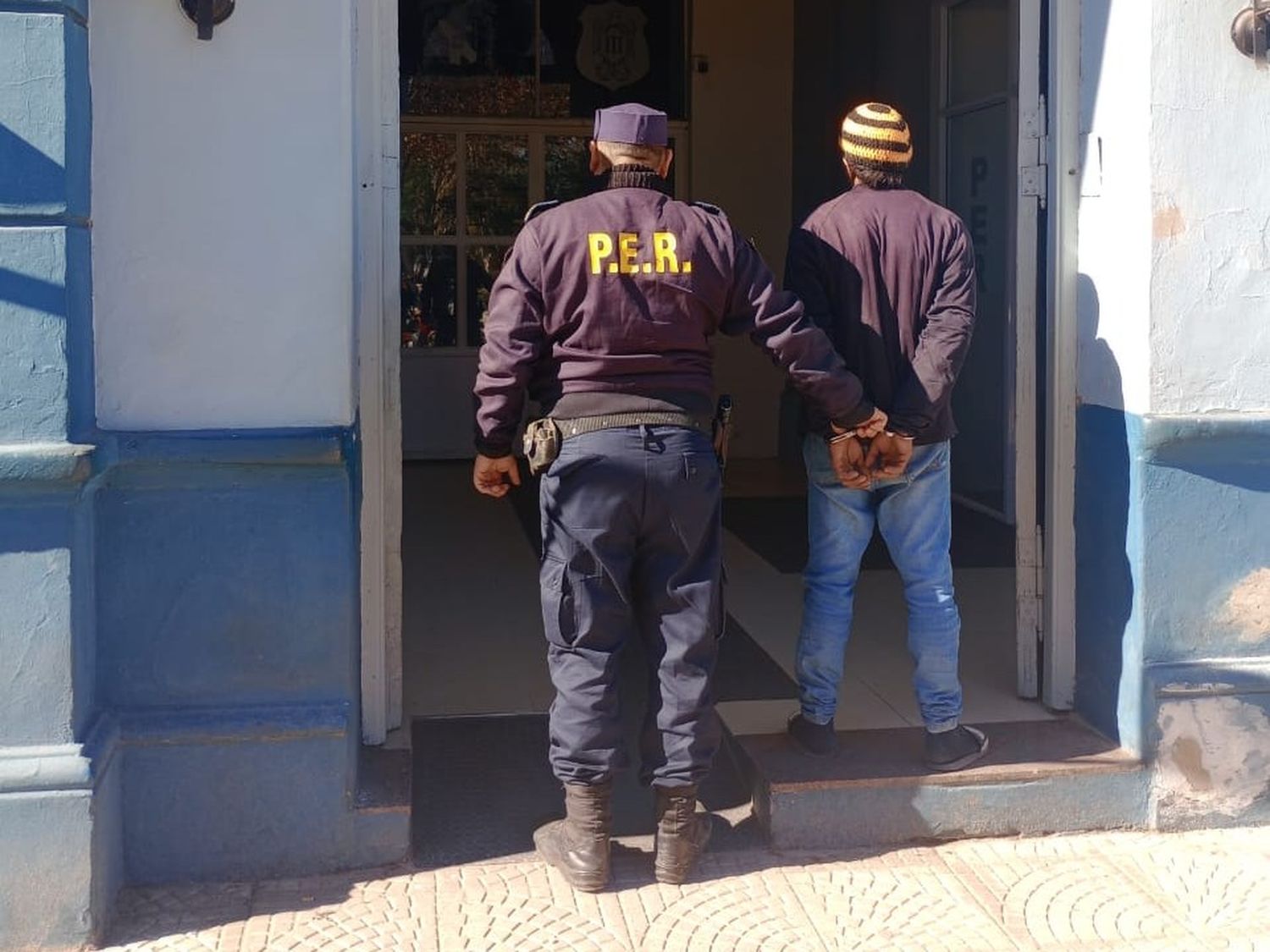 Fue avistado al salir de una construcción en actitud sospechosa: se había robado 10 bolsas arpilleras