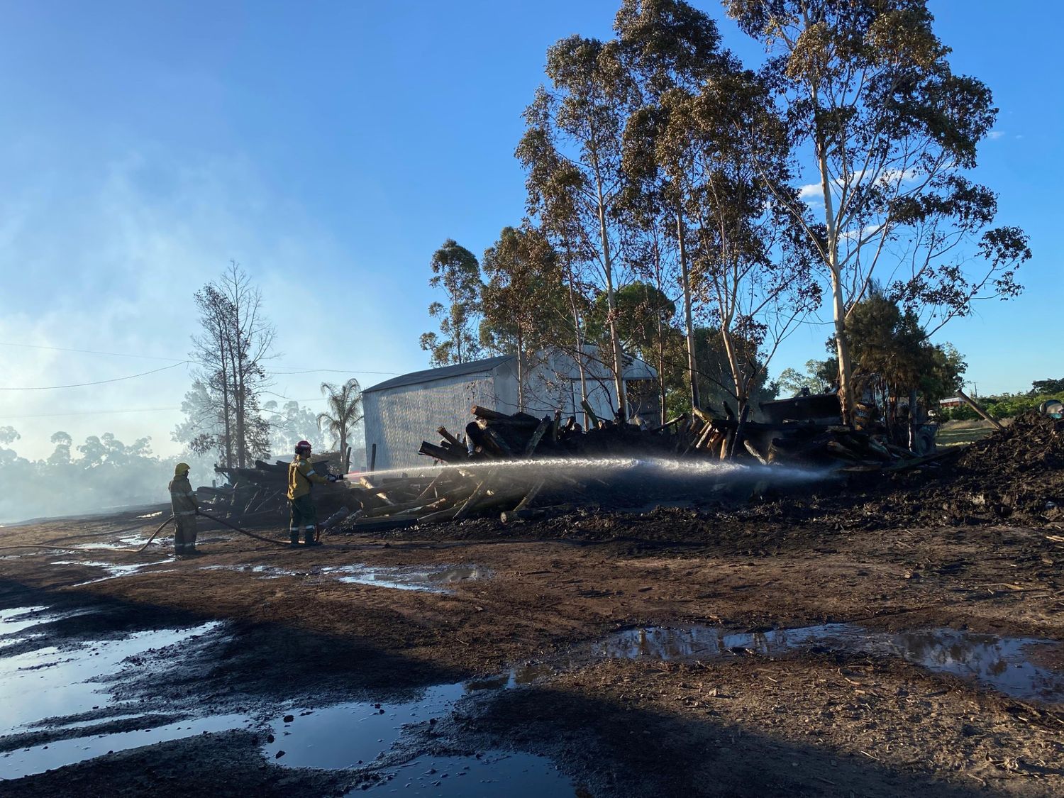 Incendio destruye dos galpones en un aserradero de Chajarí