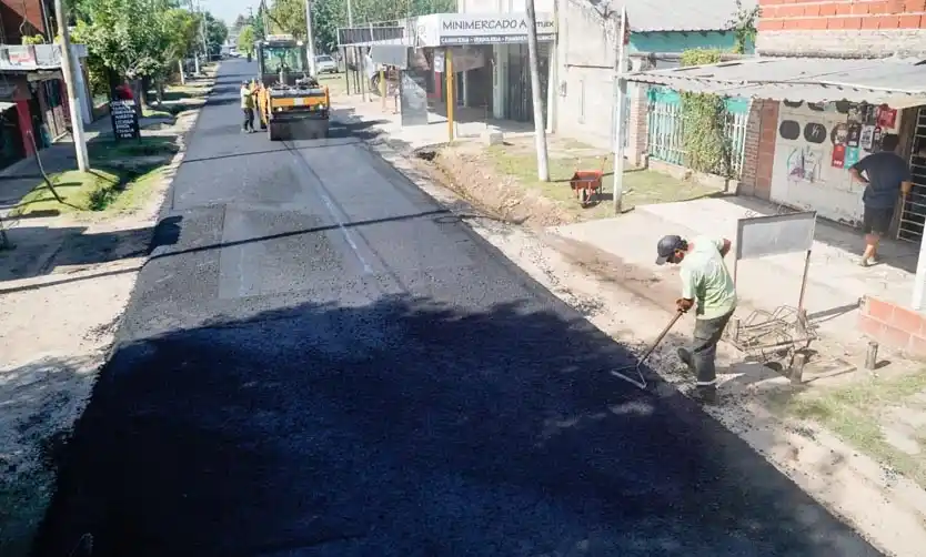 Continúan las obras de asfalto en los barrios de Pilar  