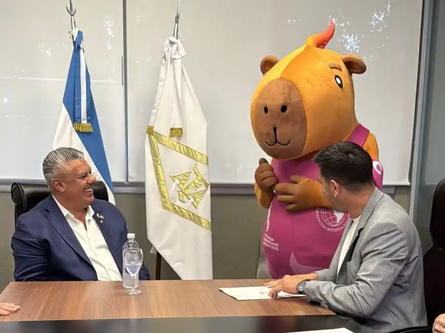 Chiqui Tapia y Julián Galdeano con Capi, la mascota de los Juegos.