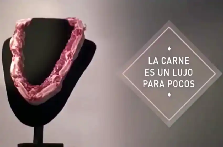 El desopilante video viral que compara las joyas con una tira de asado