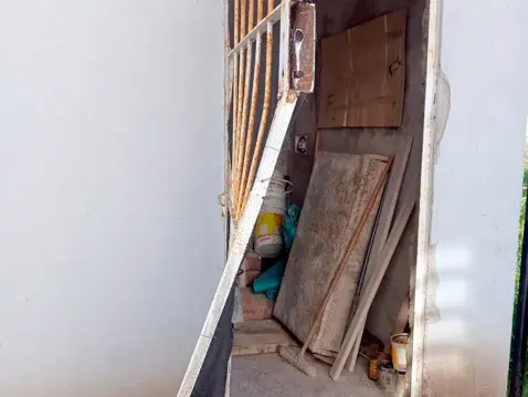 Una puerta. De reja fue violentada por los ladrones en un inmueble de calle 551