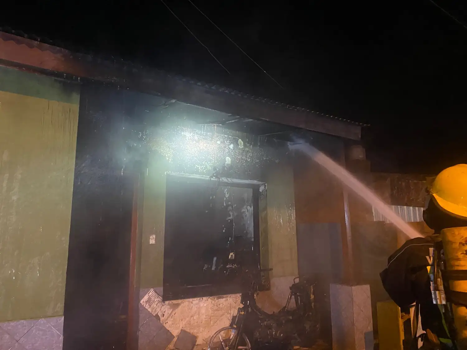 Personal de bomberos trabajando en el lugar del siniestro.