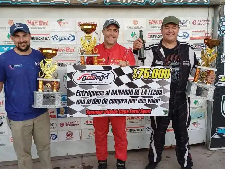 Mariano García con el cheque de Forni Sports, Luciano Correnti, 2do puesto, y un amigo de Agustín Bonomo, quien lo reemplazó en el podio, ya que Agustín viajó raudo a San Juan. Foto: Asoc. Midgets del Litoral