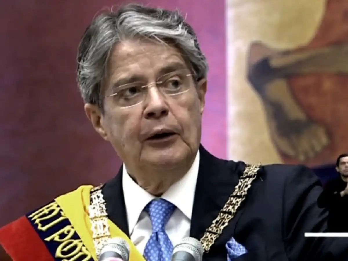 Acosado por las protestas y el Congreso, Lasso redujo el precio de los combustibles