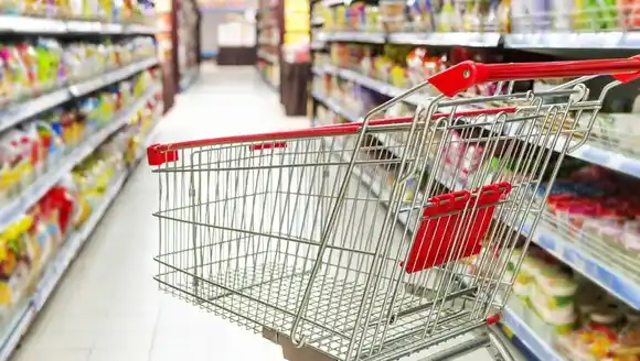 Compras en supermercados: un informe de la UBA revela que los argentinos gastan con tarjeta de crédito y se endeudan