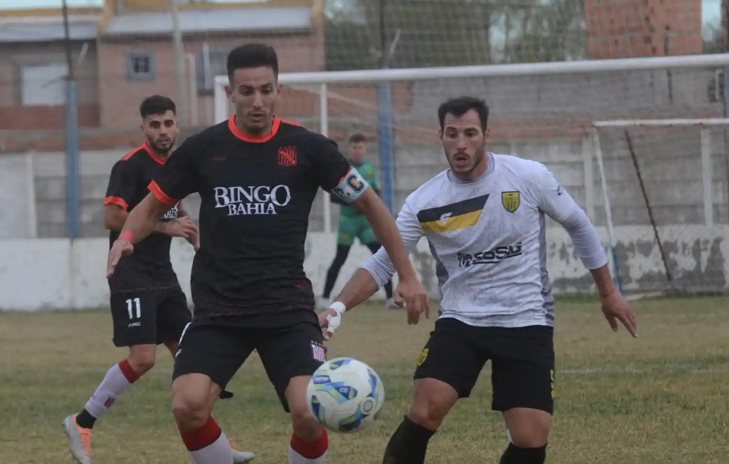FOTO LA NUEVA Parra e Igartúa, en el último partido entre Sansinena y Santamarina.