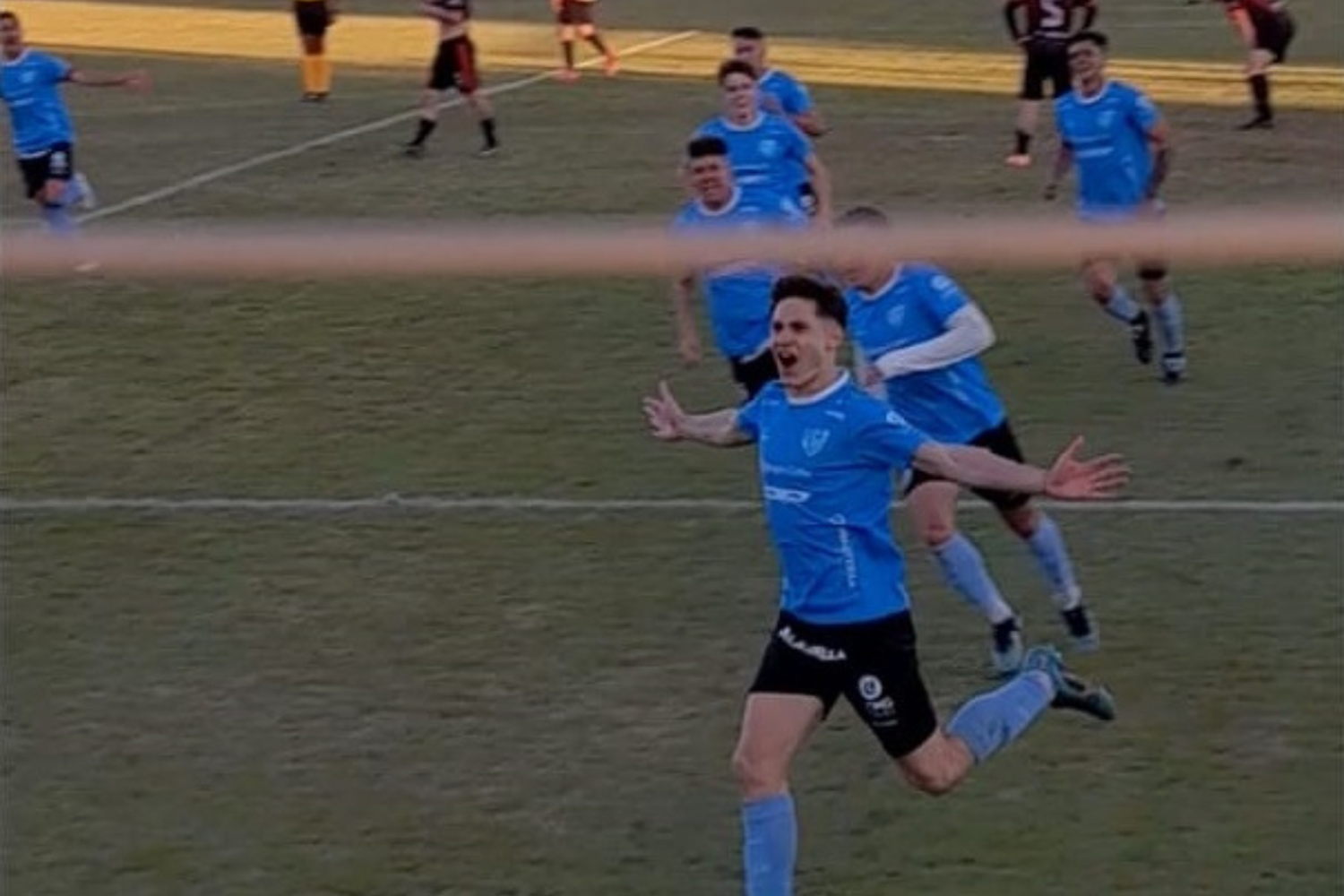 El héroe de la tarde. Bernardo Lorenzetti marcó un doblete para dar vuelta el partido. Foto: Gentileza