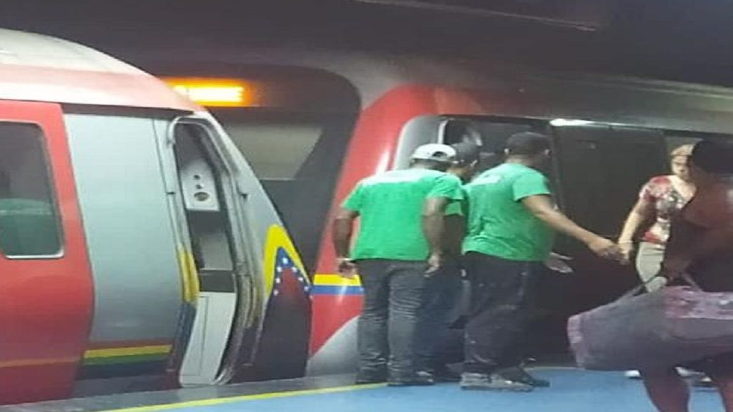 ¡AFORTUNADAMENTE SIN VÍCTIMAS! CHOCAN trenes del Metro de Caracas