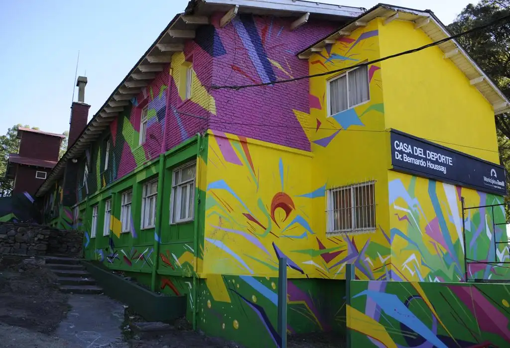 La Casa del Deporte luce una obra de arte urbano en sus paredes que renueva el paisaje