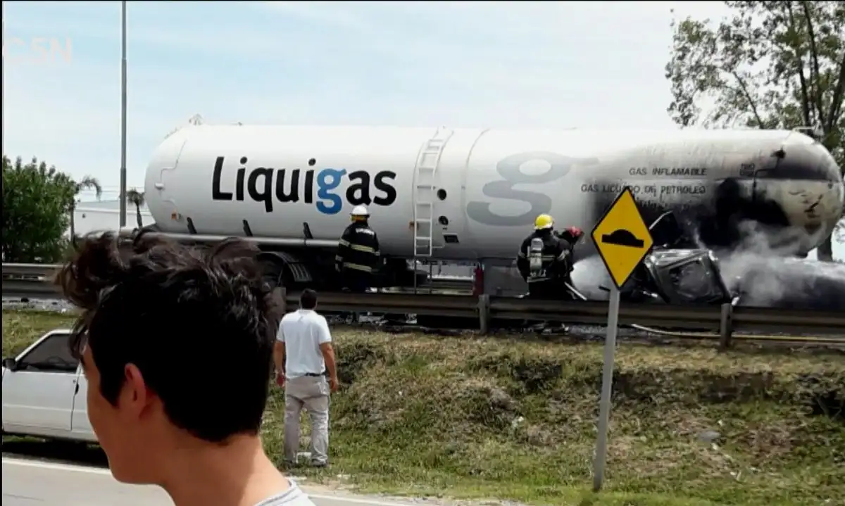 Estalló un camión con gas butano en Panamericana: hay dos muertos
