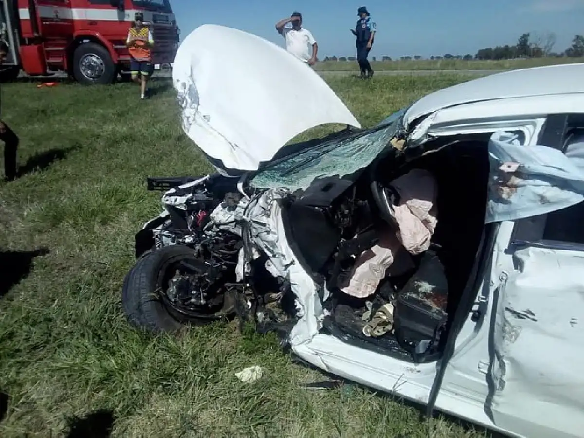 Violento choque entre un auto y una camioneta en  Brinkmann  