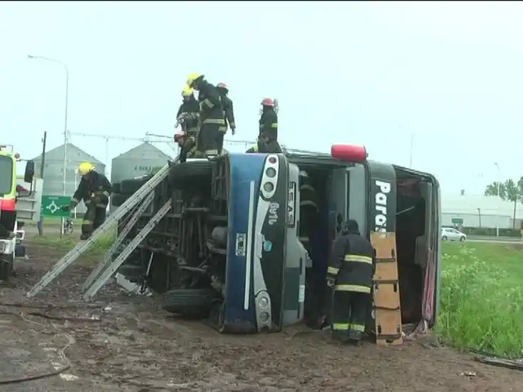 Volcó micro con fanáticos de La Renga en Alberti: Varios heridos y una chica con brazo amputado