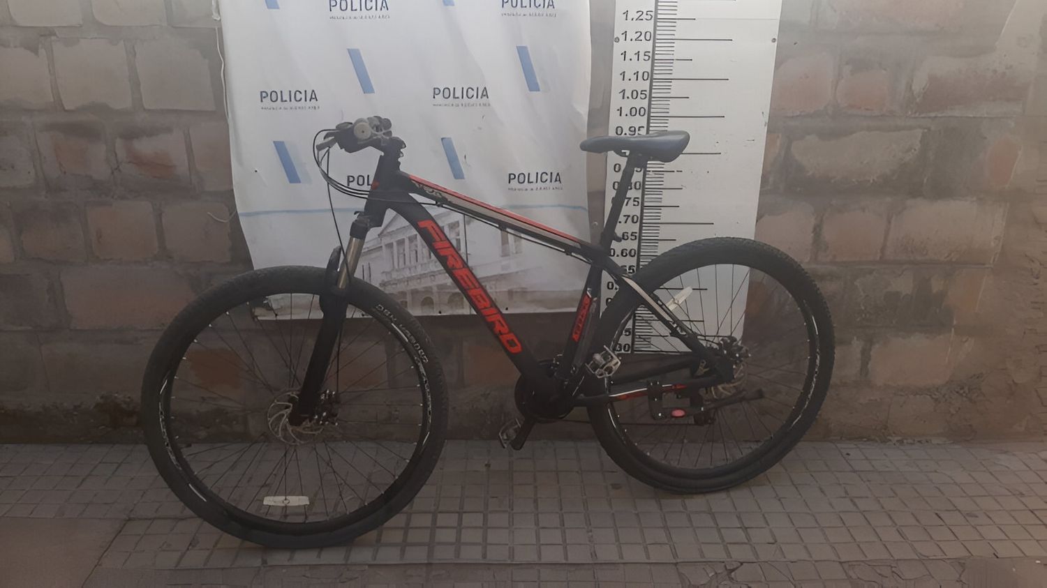 La Firebird negra recuperada por la policía.