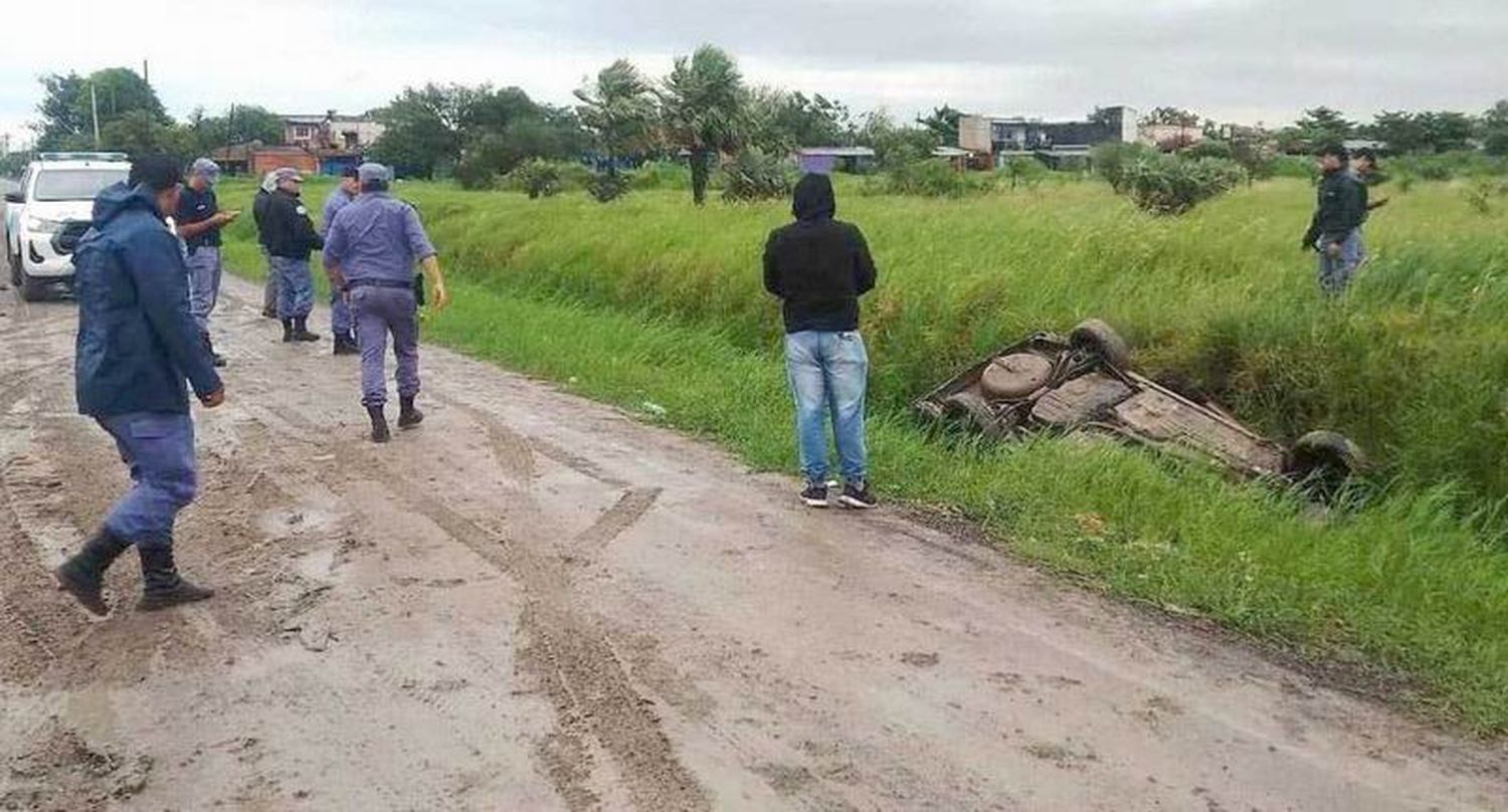 Un hombre se ahogó al caer 
con su vehículo en un zanjón