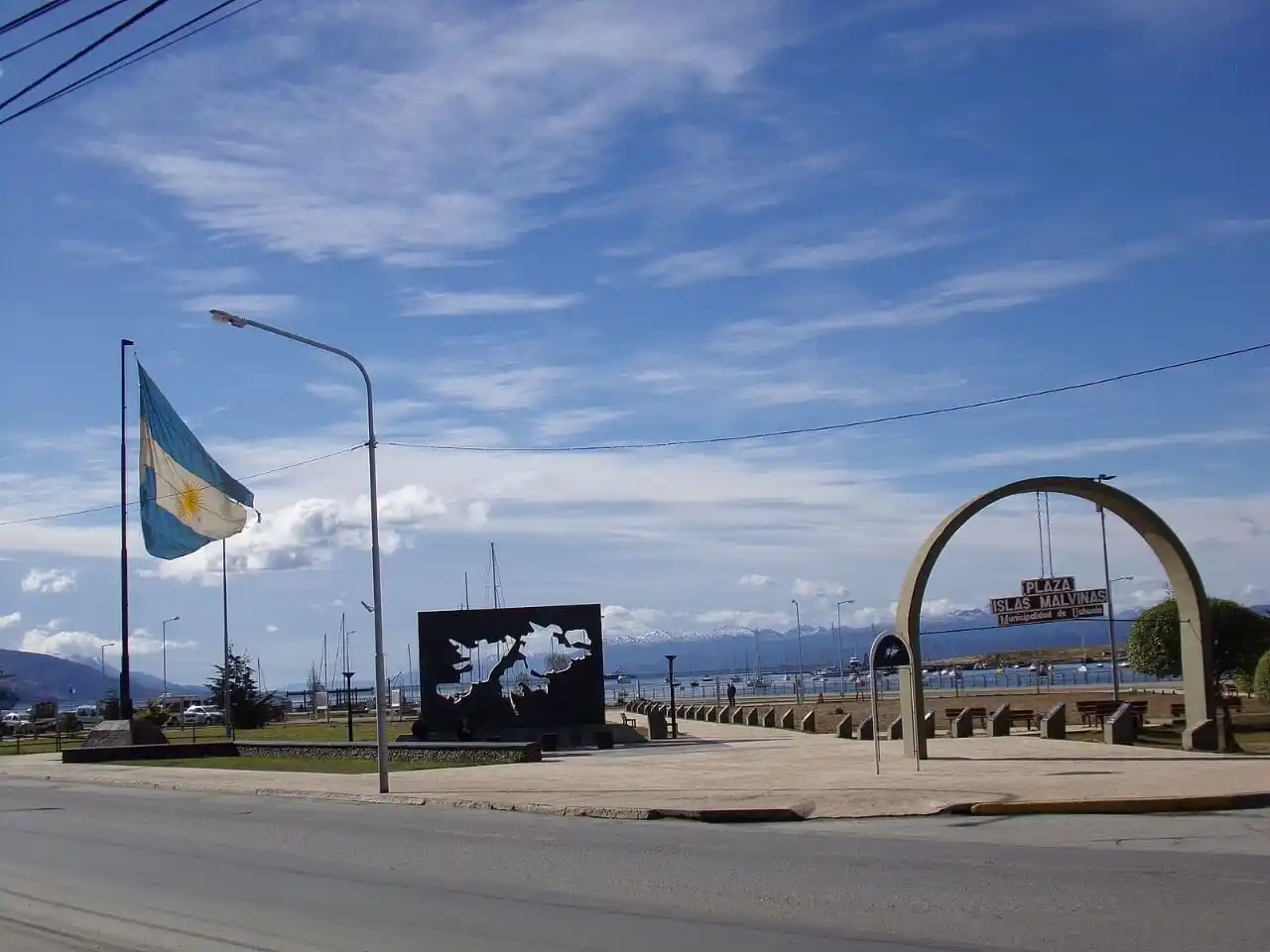 La plaza Islas Malvinas en Ushuaia, capital de la provincia de Tierra del Fuego, a la que pertenecen las islas usurpadas. Foto: Gentileza