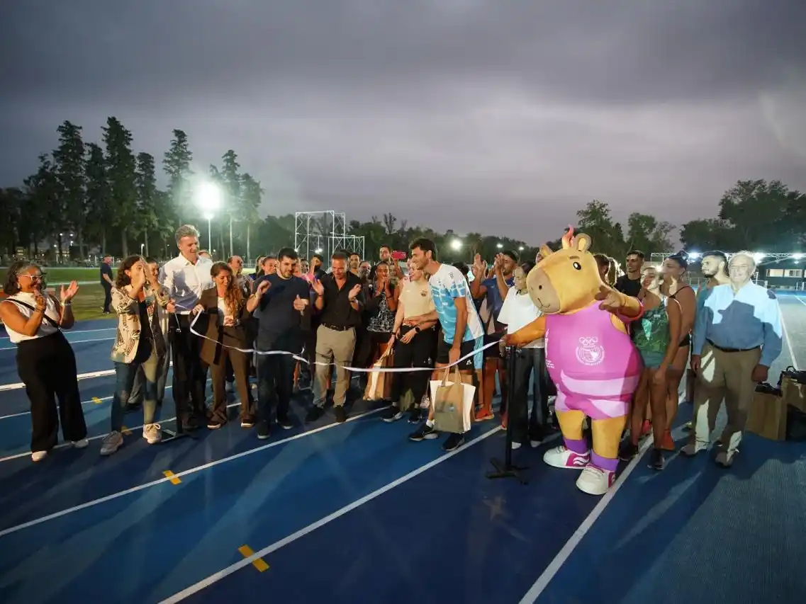 Corte de cintas con la presencia del ministro Enrico, el intendente Chiarella, atletas y “Capi”, mascota oficial de los Juegos. Foto: Fernando Nicola.