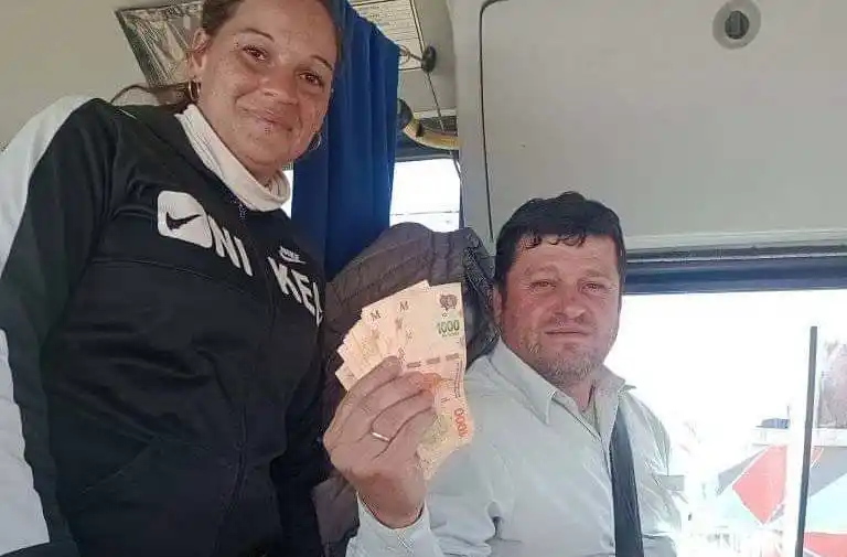 San Francisco: un colectivero encontró dinero y lo devolvió a la pasajera que lo había perdido