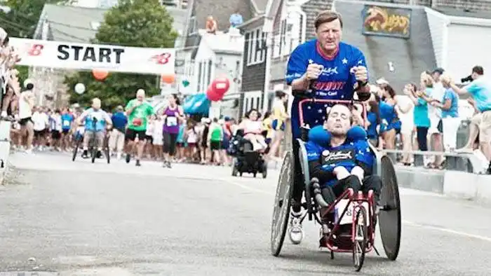 Muere Dick Hoyt, el padre que convirtió a su hijo con parálisis cerebral en un Ironman