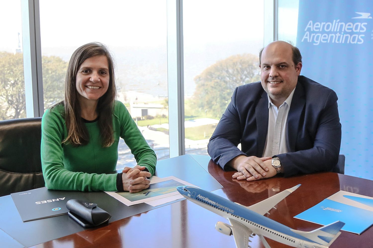 Acuerdo entre ANSES y Aerolíneas Argentinas: Hay 20% de descuento para jubilados en 39 destinos