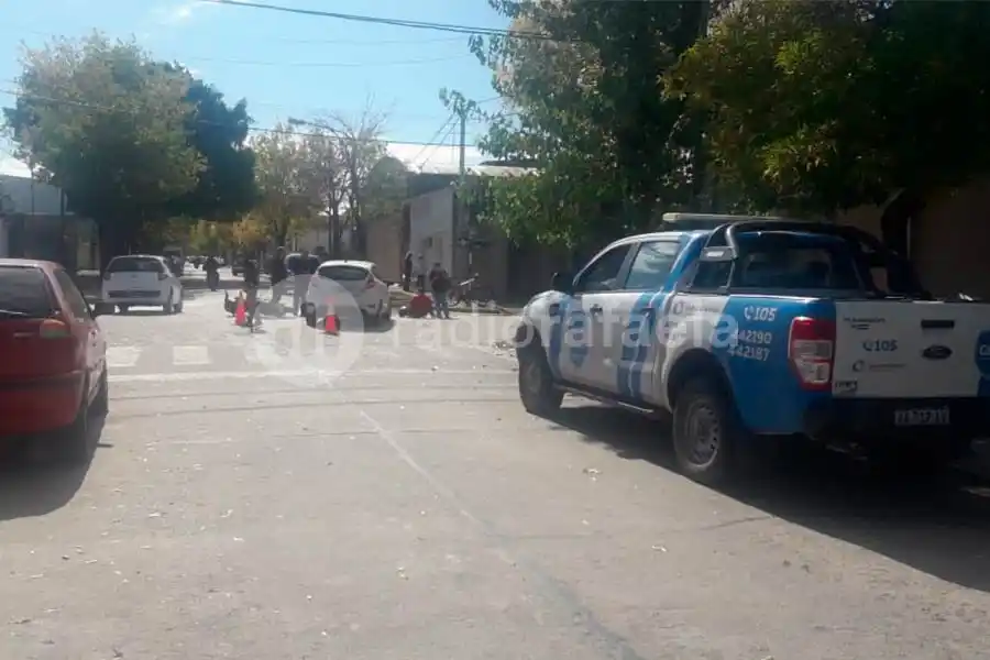 Choque entre una moto y un auto en una esquina complicada de la ciudad dejó un joven con lesiones leves