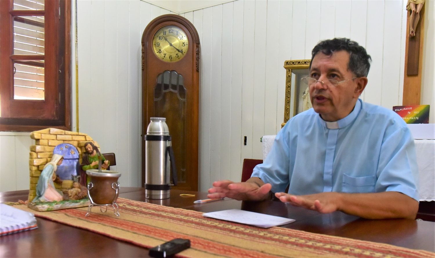 : El sacerdote Mario Ludueña brinda la formación diaconal a este grupo de fieles católicos.