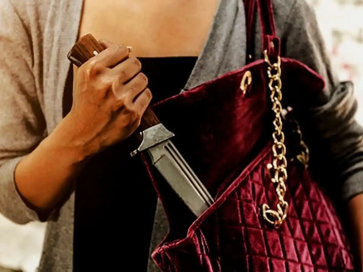 La abrazaron por detrás y la amenazaron con un cuchillo en pleno centro